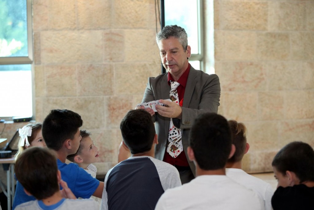 קוסם עם קלפים באירוע בר מצווה בבית כנסת רפורמי