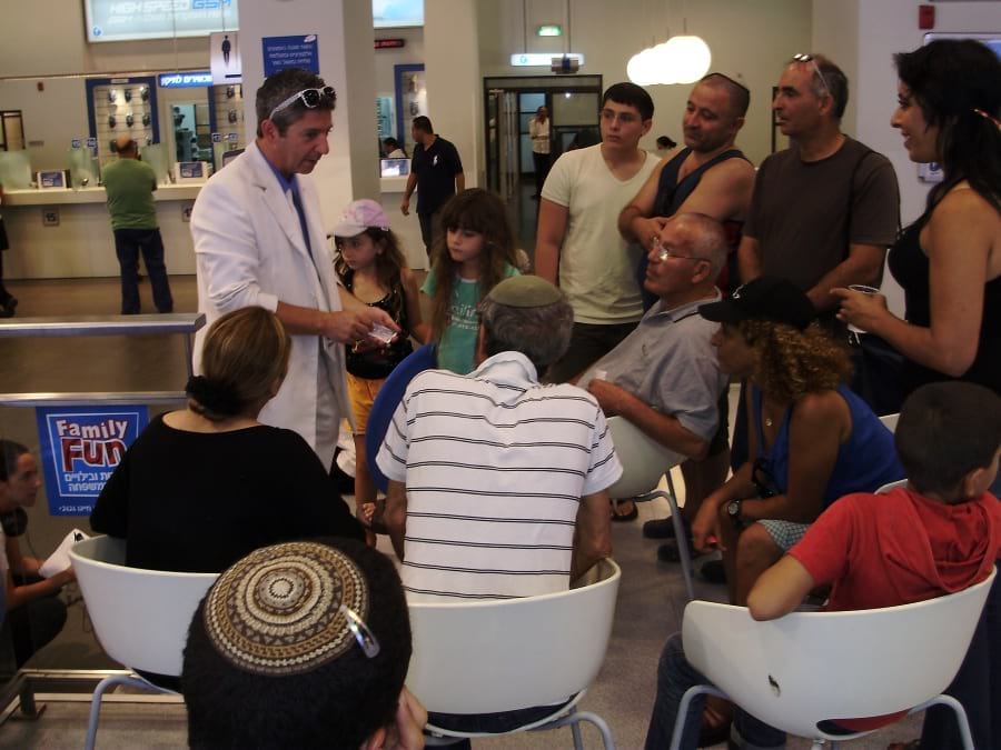 קסמים וצחוקים במרכזי השירות של פלאפון ברחבי הארץ עם משחקים, יוצר התקהלויות וקסמים מטריפים