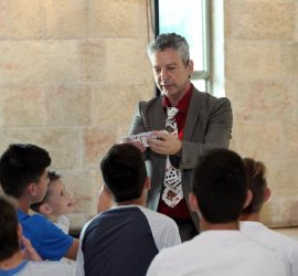 קוסם עם קלפים באירוע בר מצווה בבית כנסת רפורמי