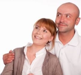 בני זוג מאוהבים ומתפעלים יחד מהמופע