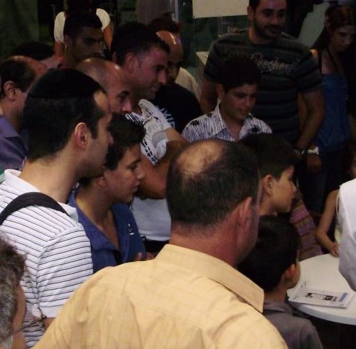 קסמי קלוז אפ מרתקים קהלים גדולים במרכזי השירות של פלאפון בכל רחבי הארץ|הקוסם אורי אשכנזי - אמן חושים לאירועים