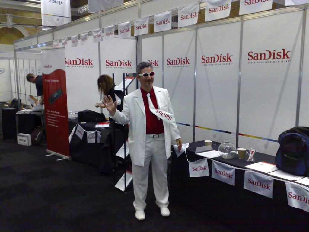 Sandisk קסמי קלוז אפ בתערוכה בלונדון